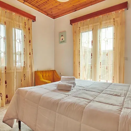 Roxa Montuoso Agios Leon