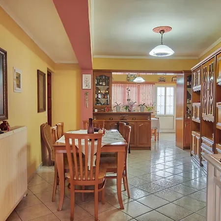 Roxa Montuoso Agios Leon