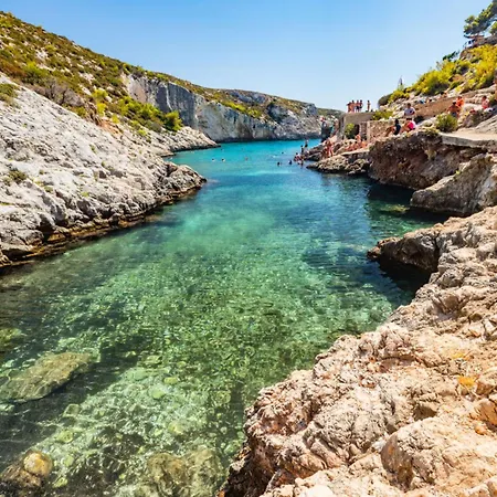 Roxa Montuoso Agios Leon